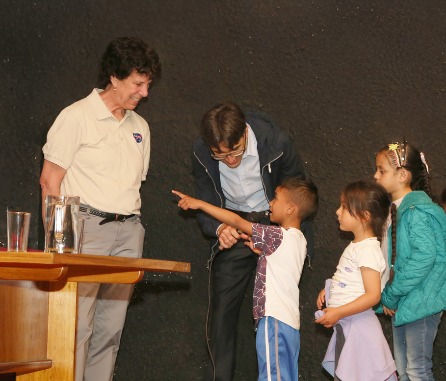 La Dra. Ellen S. Baker, exastronauta de la NASA, dialoga con niños y niñas asistentes al congreso en un espacio cercano y participativo que refleja el espíritu de los “Diálogos con expositores”.